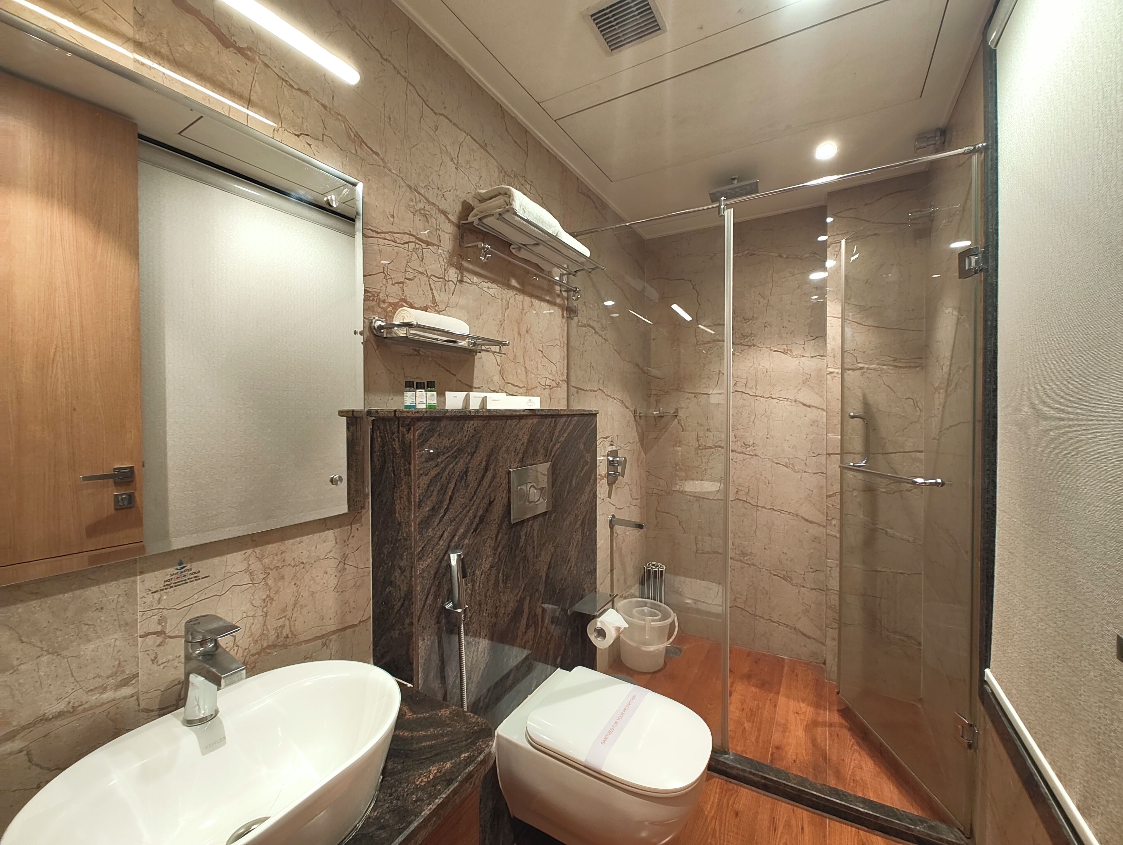 Double Room | Bathroom | Towels, soap, shampoo, toilet paper