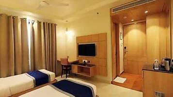 Deluxe Double Room, Air conditioning | Hypo-allergenic bedding, desk, soundproofing, free WiFi