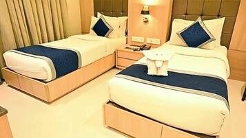 Premium Double Room, Air conditioning | Hypo-allergenic bedding, desk, soundproofing, free WiFi