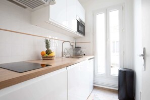 Réfrigérateur, micro-ondes, four, plaque de cuisson