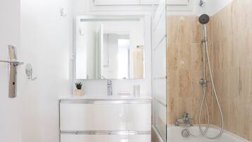 Douche, sĂšche-cheveux, serviettes fournies, savon