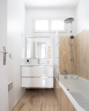 Douche, sèche-cheveux, serviettes fournies, savon