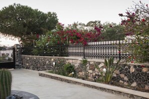 Property grounds - Santorini Vineyard Villa with Heated Pool (Exo Gonia)