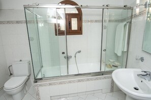 Hair dryer, towels, soap, toilet paper - Santorini Vineyard Villa with Heated Pool (Exo Gonia)