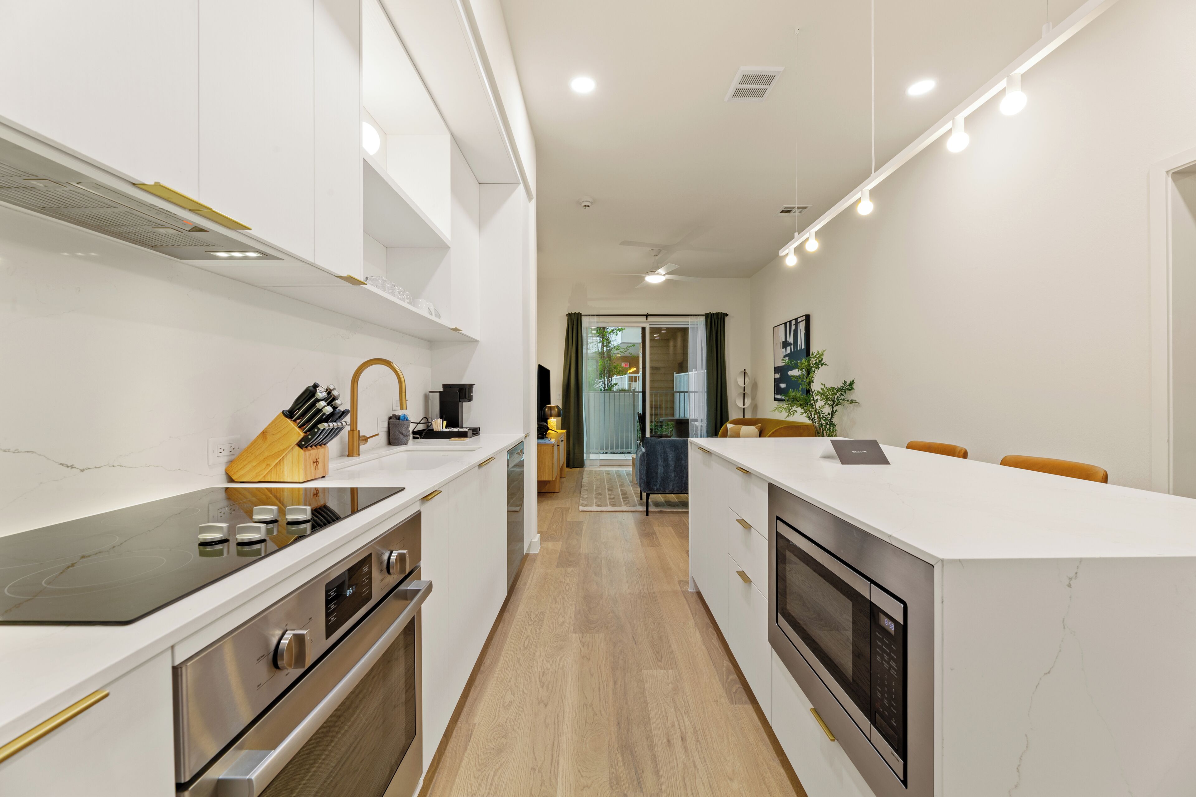 Fridge, oven, stovetop, dishwasher