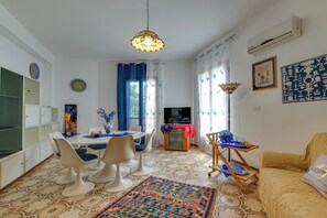 TV - Fauci Holiday Home by Biddizzi Rari - Direct access to the beach, sea view (Sciacca)