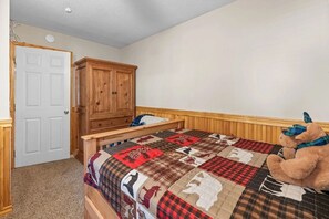 Iron/ironing board, WiFi, bed sheets - Your quaint 2 bedroom mountain retreat, hidden in Big Bear's forest. (Big Bear)