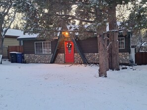 Exterior - Your quaint 2 bedroom mountain retreat, hidden in Big Bear's forest. (Big Bear)