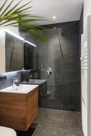 Hair dryer, towels, soap, toilet paper - Alpine Suite Seefeld - Elegant apartment in the heart of Seefeld (Seefeld in Tirol)