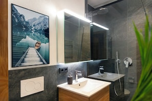 Hair dryer, towels, soap, toilet paper - Alpine Suite Seefeld - Elegant apartment in the heart of Seefeld (Seefeld in Tirol)