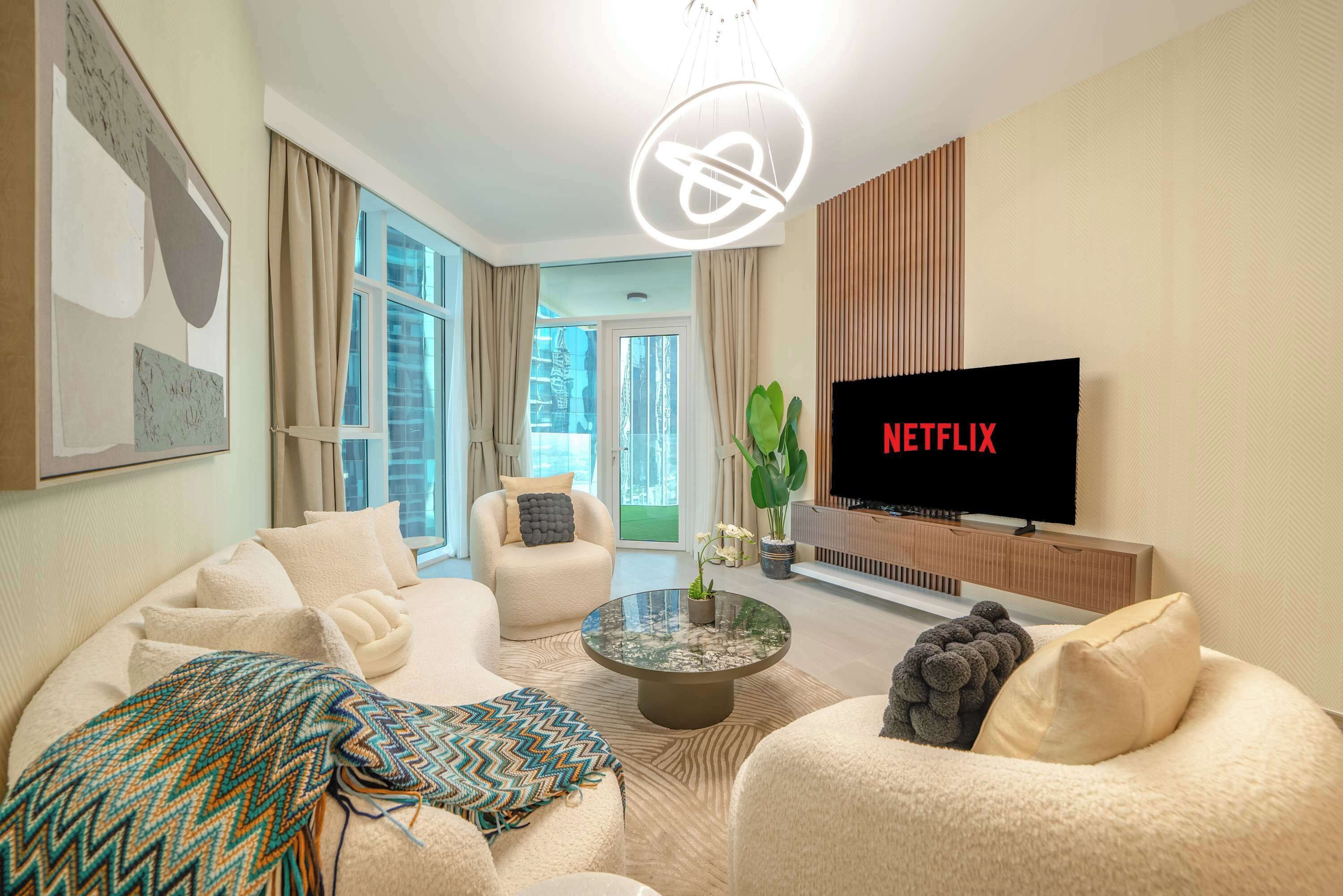 Televisión y oficina 