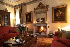 TV, fireplace - VILLA OF GOOD HOPE. RELAX AND PRIVACY, GARDEN AND VIEW POOL. (Lucca)