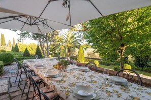 Outdoor dining - VILLA OF GOOD HOPE. RELAX AND PRIVACY, GARDEN AND VIEW POOL. (Lucca)