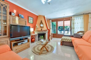 TV, fireplace - Calpe Park, house with a terrace and swimming pool · ideal for families · parking included (Calpe)