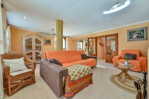 TV, fireplace - Calpe Park, house with a terrace and swimming pool · ideal for families · parking included (Calpe)