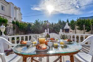 Outdoor dining - Calpe Park, house with a terrace and swimming pool · ideal for families · parking included (Calpe)