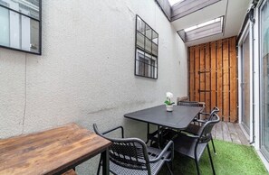 Outdoor dining - Modern Kentish Town apartment (London)