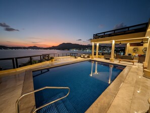 Una piscina al aire libre, una piscina climatizada