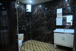 Deluxe Double Bedroom | Fürdőszoba | Zuhanyzó, ingyenes piperecikkek, szappan és sampon