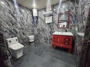 Single Bedroom | Bathroom | Shower, free toiletries, soap, shampoo - Saryu River View- Kanchan Bhawan (Ayodhya)