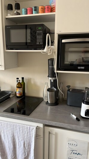 Kühlschrank, Mikrowelle, Ofen, Herdplatte