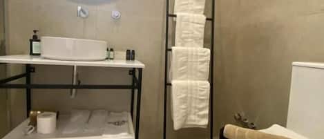 Amenidades de baño gratuitas, secadora de cabello, pantuflas, toallas