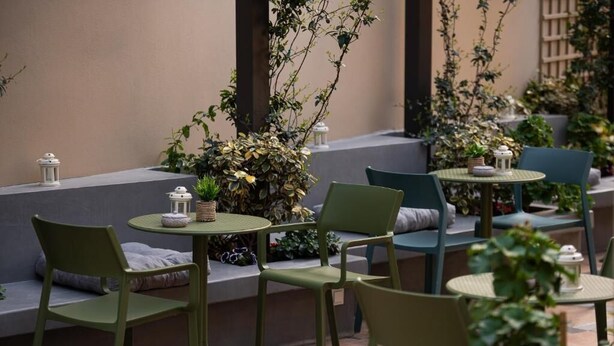 Outdoor dining - Living Yard Acropolis Apartments (Athens)