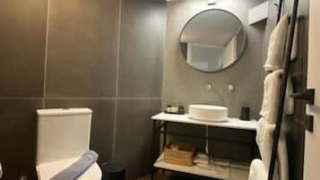 Loft | Banheiro | Produtos de toalete grátis, secador de cabelo, chinelos