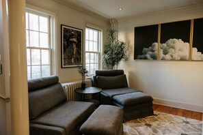 TV, books - The Ashfield House - Close to Downtown Lancaster (Lancaster)