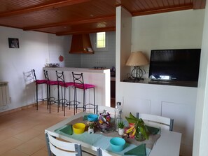 Dining - Apartment 650 meters from Nice beaches, tramway, airport, train station (Nice)