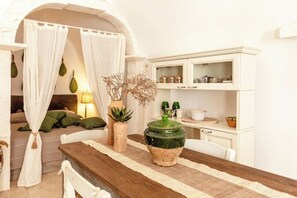 Dining - Alesia Luxury Suite Ostuni - Relaxation, Comfort and Refinement in the Heart of Puglia (Ostuni)
