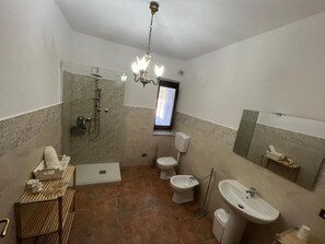 Deluxe Double Room, Garden View | Bathroom | Shower, free toiletries, hair dryer, towels - B&B Villa Maria (Marano Principato)