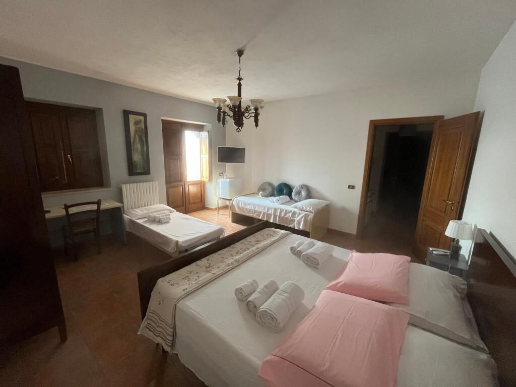 Schreibtisch, laptopgeeigneter Arbeitsplatz, kostenloses WLAN