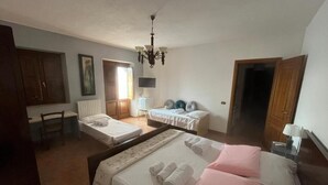 Desk, laptop workspace, WiFi (free) - B&B Villa Maria (Marano Principato)