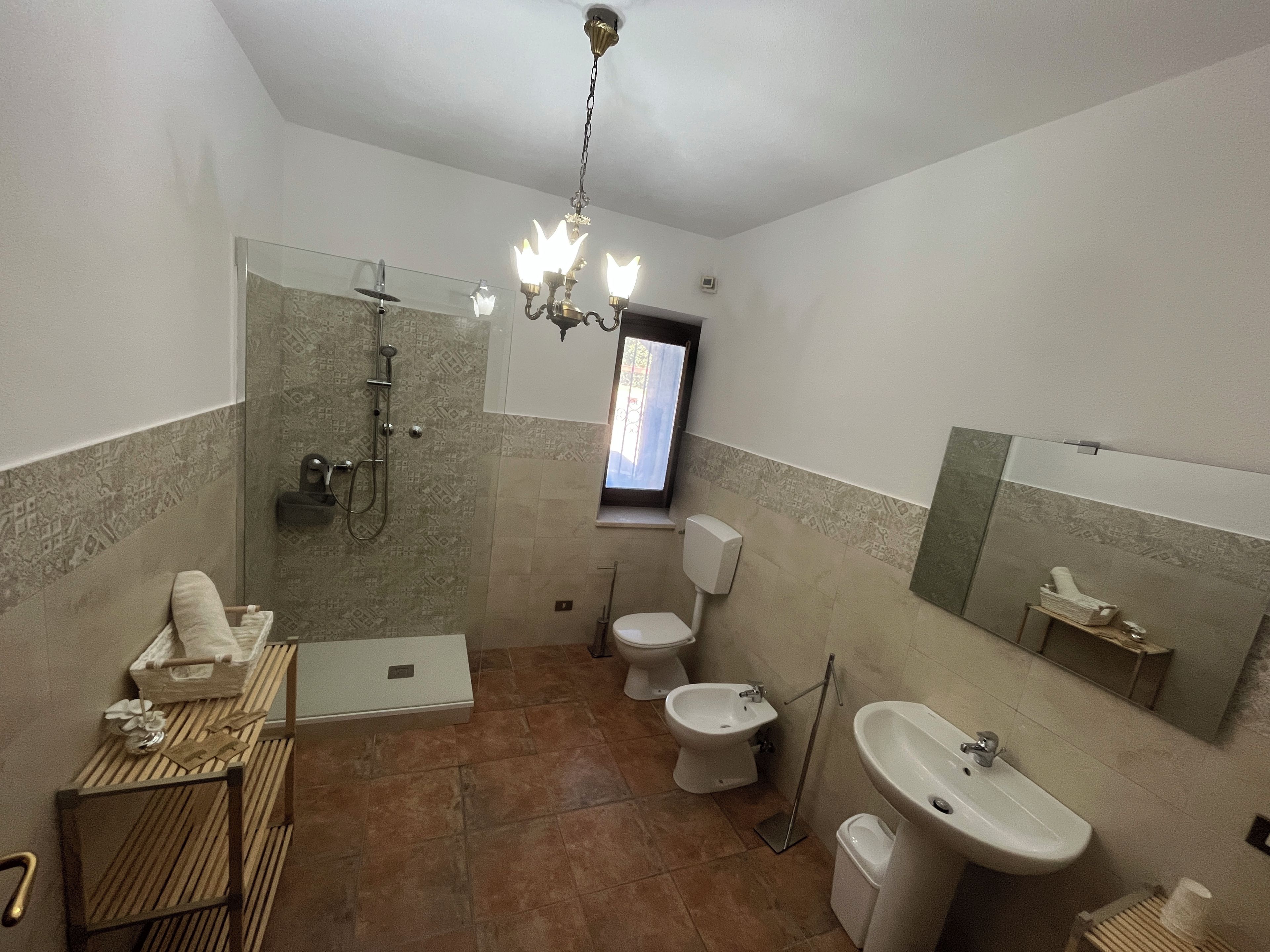 Un baño con ducha, inodoro, bidé y lavamanos.