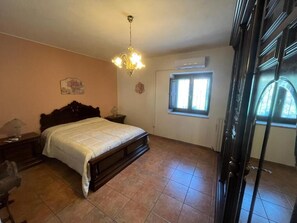 Deluxe-Doppelzimmer, Gartenblick | Schreibtisch, laptopgeeigneter Arbeitsplatz, kostenloses WLAN