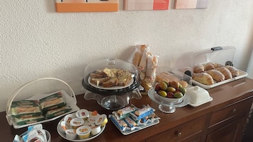 TĂ€gliches inbegriffenes FrĂŒhstĂŒcksbuffet