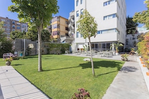 Outdoor dining - Regras Apartments & Garden A21 by Benefit Collection (Porto)