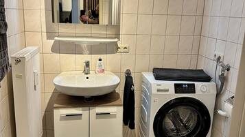 Haartrockner, Handtücher, Seife, Toilettenpapier