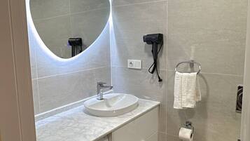 Dusche, Haartrockner, Seife, Toilettenpapier