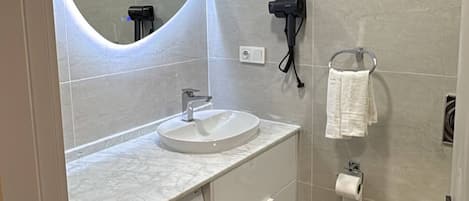 Douche, sĂšche-cheveux, savon, papier toilette