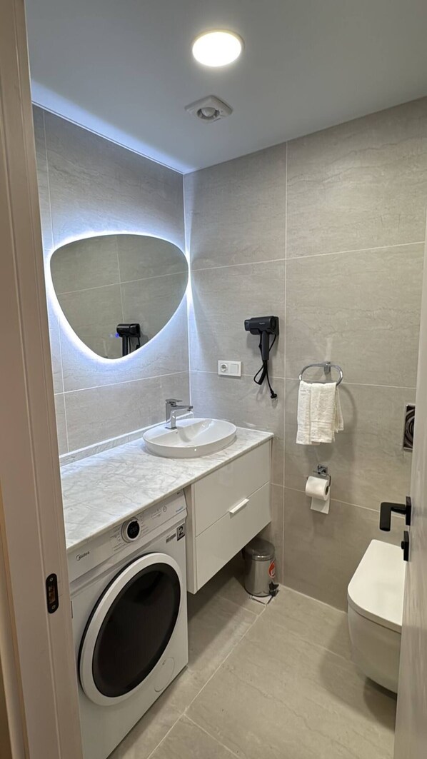 Douche, séchoir à cheveux, savon, papier de toilette