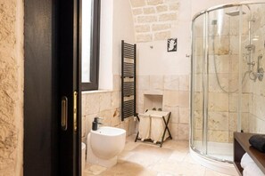 Shower, hair dryer, towels, soap - Rifugio del Monsignore - Elegance and Relaxation in the Heart of the White City (Ostuni)