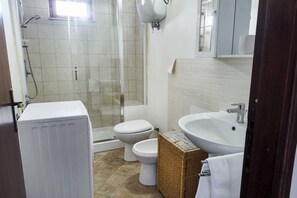 Doccia, bidet, asciugamani