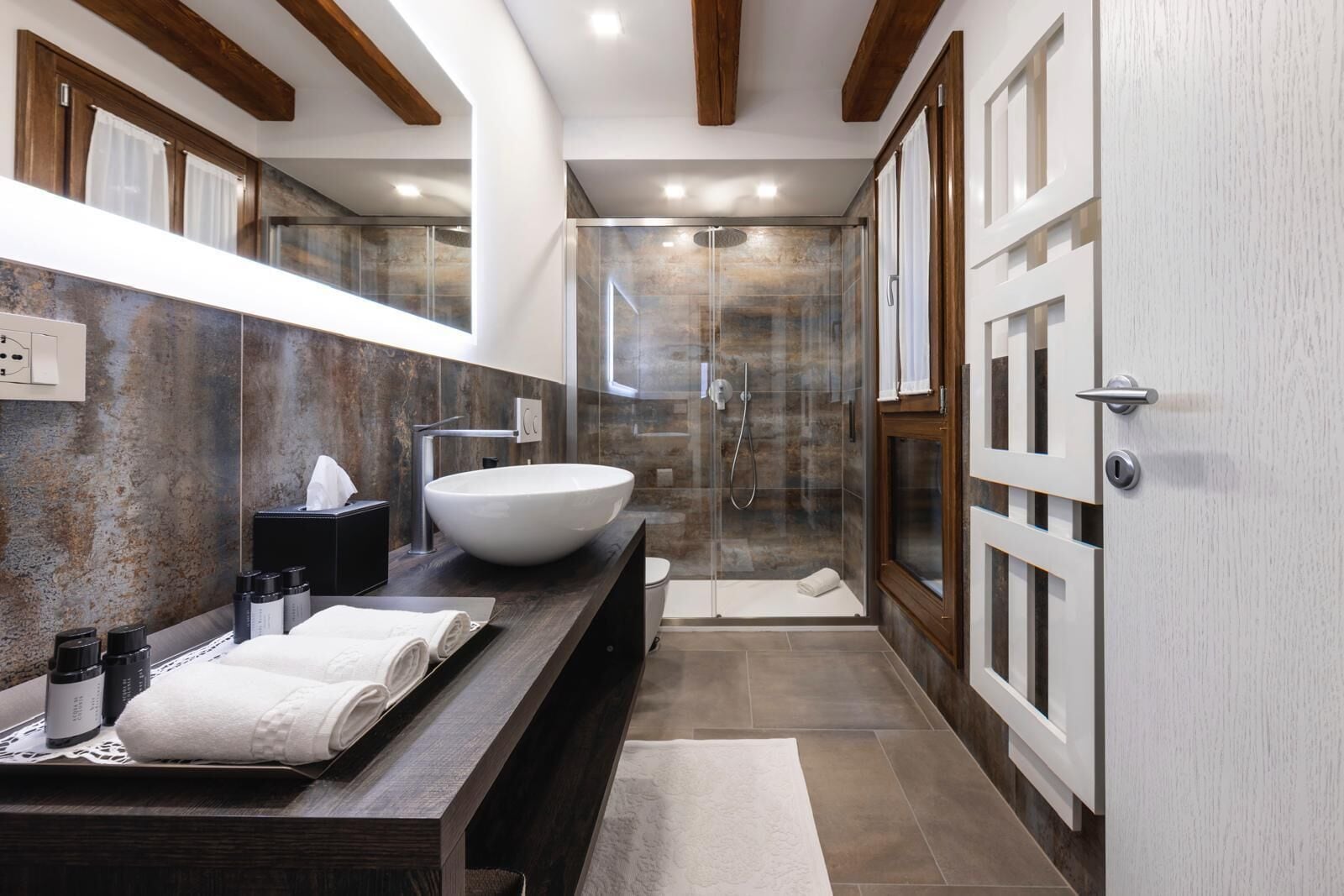 Douche, articles de toilette écologiques, sèche-cheveux