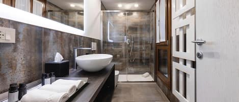 Dusche, umweltfreundliche Kosmetikartikel, Haartrockner, Handtücher