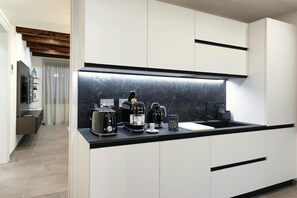 Coffee/tea maker, fridge, microwave, stovetop - MALVASIA SUITE (Venezia)