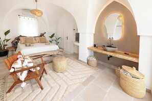 4 habitaciones, tabla de planchar con plancha, wifi y ropa de cama 