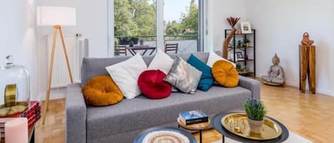 ดีลักซ์อพาร์ทเมนท์, ระเบียง, วิวสวน | บริเวณนั่งเล่น