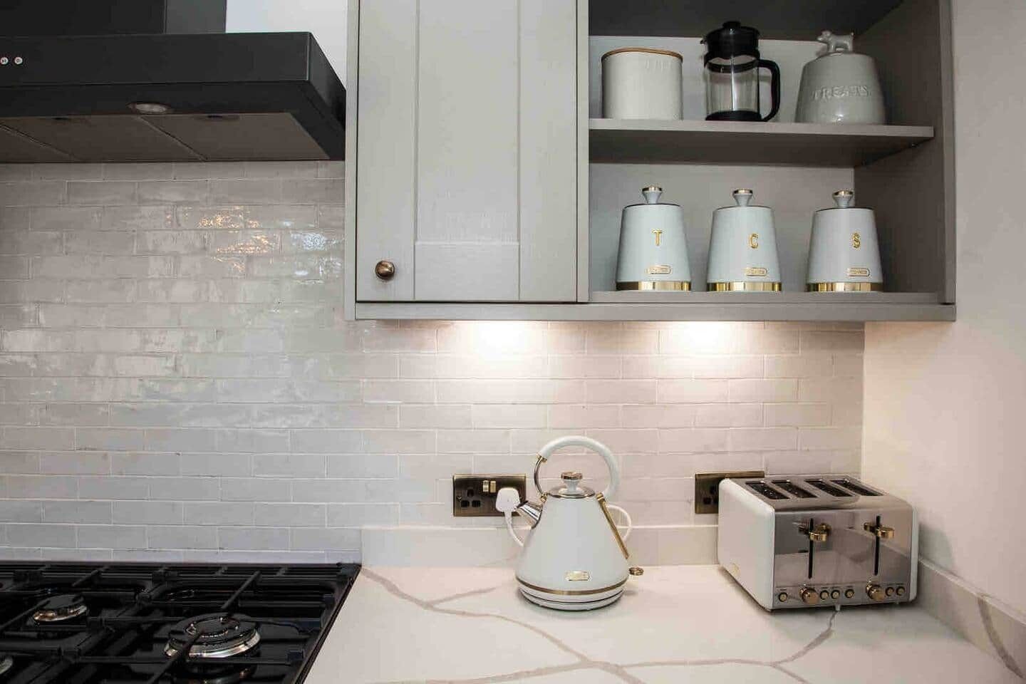 Geladeira, micro-ondas, fogão, cooktop